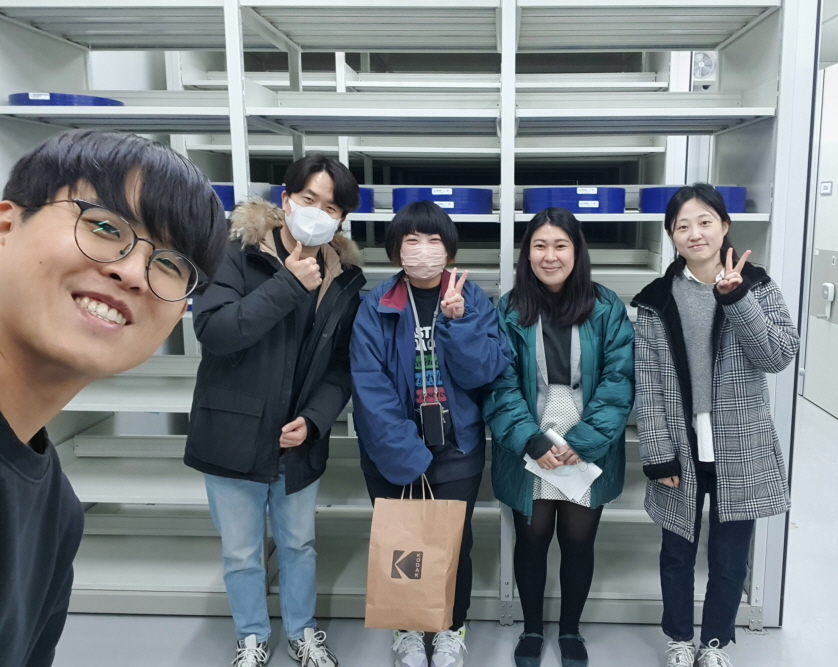 2차 합동 실험 마친 뒤 기념 사진(좌측에서 3번째 노하라 아카네, 4번째 후지와라 리코)