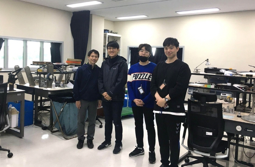 1차 실험 후？마츠오씨와 기념 사진(제일 좌측이 마츠오 씨)